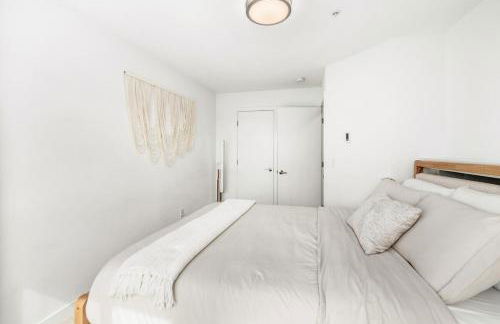 NEW! Central Ballard 3BR Townhome Fits 8 Free Parking AC Family Friendly - Foto 16