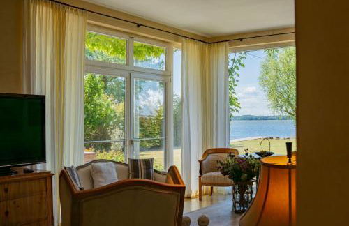 Ferienhaus Peeneblick - exklusives Traumhaus in Direktlage am Wasser mit Bootssteg und Aussensauna - Foto 6