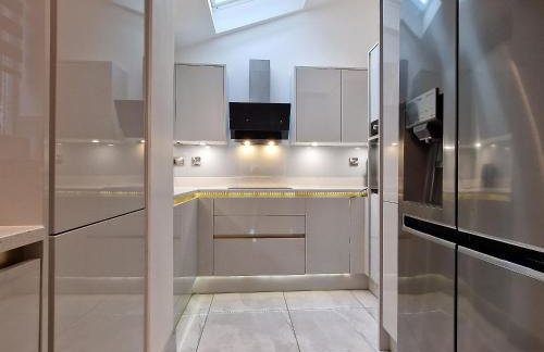 Delightful & Spacious Guest House in Farnworth Near Bolton Hospital - Foto 9