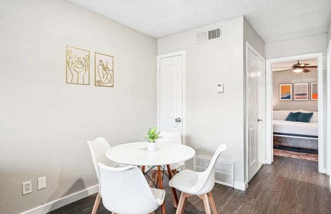 Charming King Bed 1BR w Pool 5 Min to DT - Photo 4