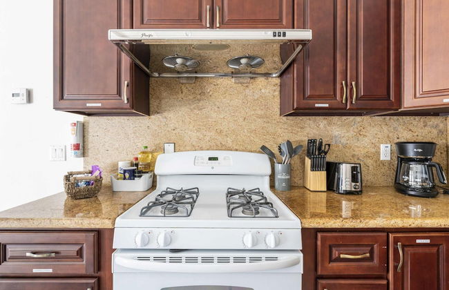 Elegant Retreat Modern Comforts, Prime Location - Photo 25