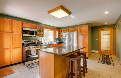 Charming Putney Home Porch, Grill and Hiking Trails - Foto 2