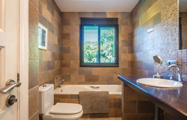 Luxury Villa - Sleeps up to 8 & Infinity Pool - Photo 12