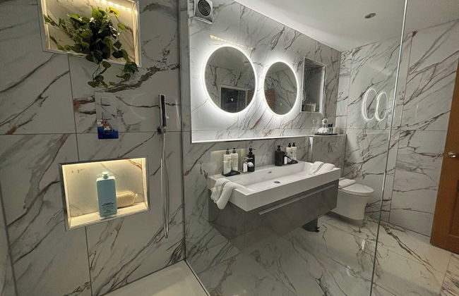 Sheffield-apartment-sleeps4-parking-hottub - Photo 12