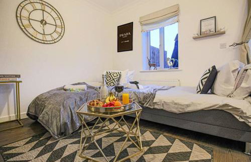 Stylish House with Smart TVs and Netflix, Fast Wifi, Free Parking and Garden by Yoko Property - Foto 29