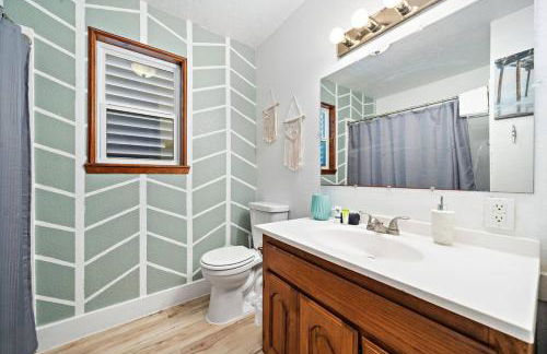 Cozy beach house with ocean views, fire pit and game room - Photo 18