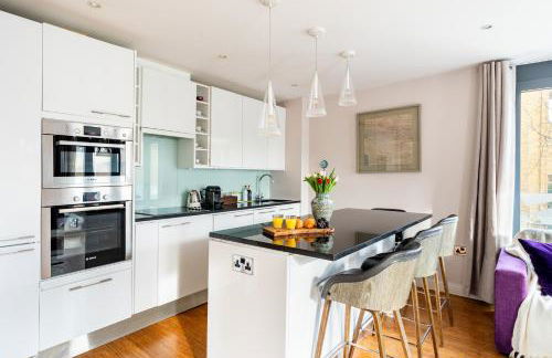 King beds apartment with en-suite, private balcony and elevator by iconic Portobello Market - Foto 32