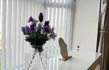 3BDR Town House in the Heart of Holyhead - Free Onsite Parking - Foto 13