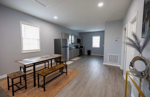 3 Min to Downtown - 10 Min to Elon - Smart TVs - Foto 14