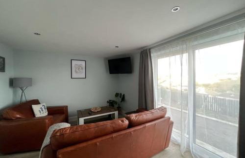 Orchard Lodge-Coastal Retreat, newly built hideaway with village views and private terrace - Foto 15