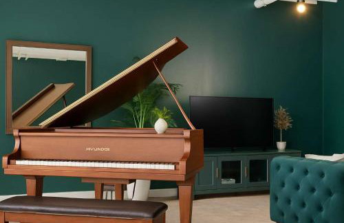 Moss & Oak - King Bed - Grand Piano - TOP FLOOR - Foto 1