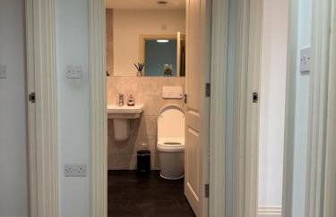 Three-bedroom modern family home by the pond with free parking - Photo 36