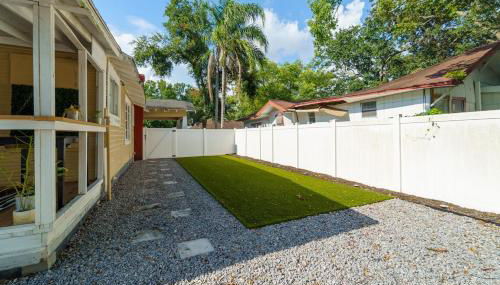 Cozy bungalow with Luxe Yard, Firepit, Pergola Area - Foto 2