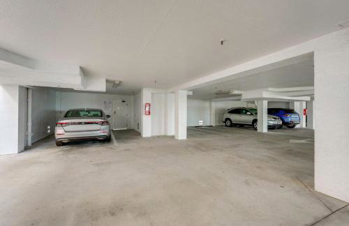 Large Balcony and Water Views Indian Shores Condo! - Foto 25