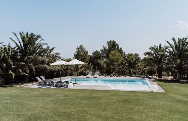 Modern Villa With Minimalistic Decor - Photo 29