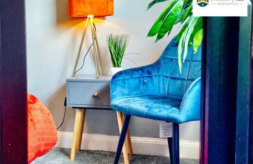 4 Bedroom House - Sleeps 7, Near Coventry Airport, City Centre, Free Wi-Fi with Driveway Parking & Garden, Full Kitchen - AHC - Photo 17