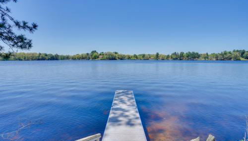Spacious Lakefront New Auburn Home with Sunroom - Foto 3