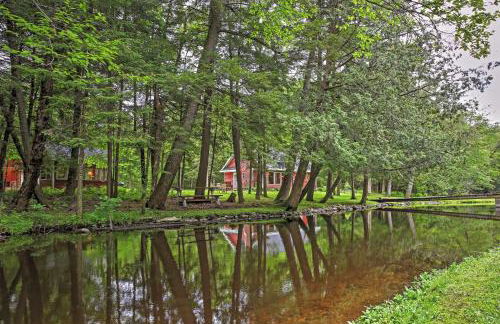 Secluded Birnamwood Cottage with Deck and River Views! - Foto 24