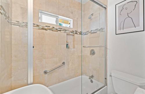 Near LA Cozy Home with Full Kitchen & Laundry - Foto 11