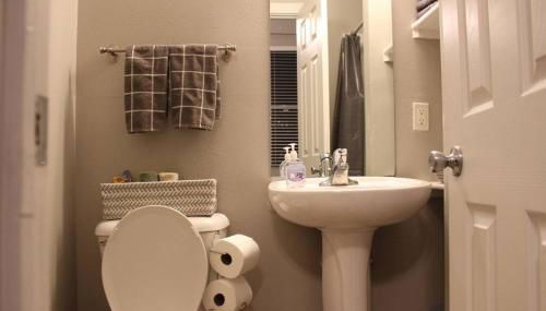 Comfy Downtown Condo - Photo 2