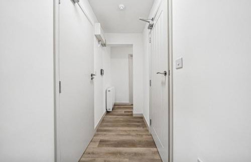 Modern & Cozy Private Double Room - Shared House by AltoLuxo Short Lets & Serviced Accommodation with Free WiFi & Parking - Foto 13