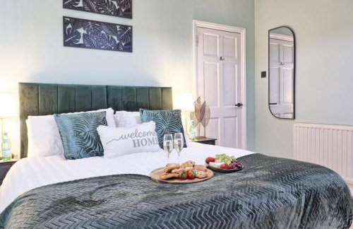 Large Southend Beach House Sleeps 8 Free Parking x 2 Perfect for Contractors 4 King Beds or 8 Single Beds by The Opulent Property Project UK - Foto 2