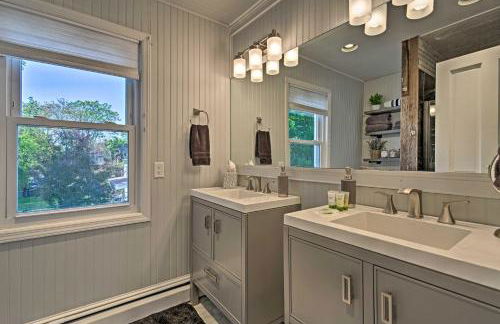 Updated Home with Patio Half Mile to West Point - Foto 14