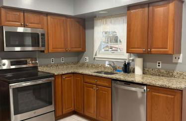 Charming 5 Bed with Spacious Yard with HotTub - Foto 15