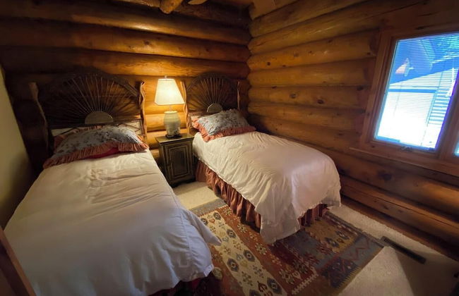 Two Bear Lodge on Lost Land Lake - Photo 2