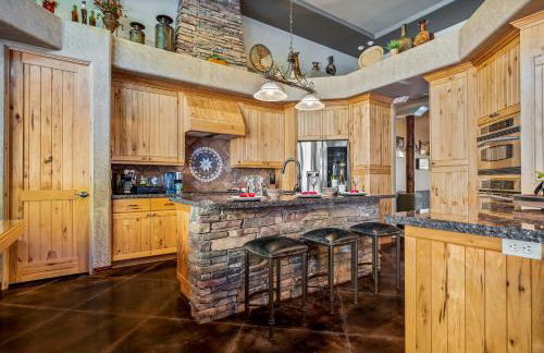 Quail Mountain Desert Resort: Heated Pool, Mt Vews, all BR's King & TV's, Hiking - Photo 12