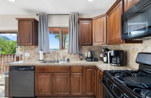 NEW! HUGE 5BR Mountain Views Game Room Hot Tub Lawn Games BBQ - Photo 15