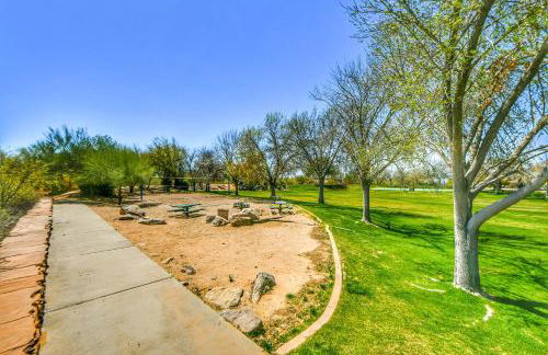 Remodeled modern beauty backs to open desert with mountain views & home theatre - Foto 30