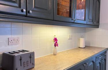 3BDR Town House in the Heart of Holyhead - Free Onsite Parking - Foto 6