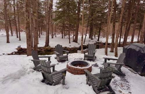 Secluded Forest Escape with Game Room, Hot Tub and Fire Pit - Foto 28