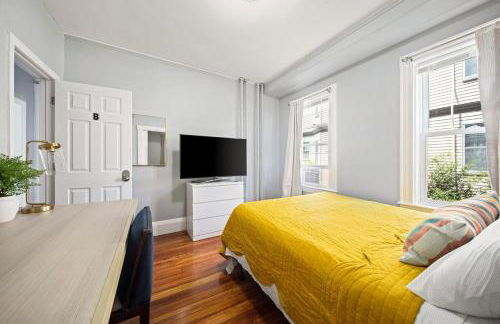 Cozy Up in 5BR Apt Near Charming Oak Square - Foto 12