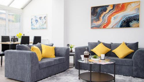 Lavish 4-Bedrooms with Modern Home Features - Guest 8 - High-Speed Wi-Fi - Luxury Garden - Private Ample Parking - Foto 3