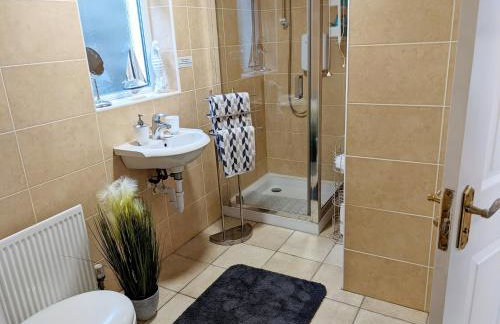 2 Bed House - Sleeps 6 - Parking - Wifi - Photo 11