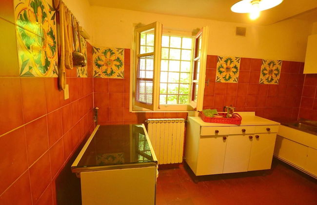 Spacious Home With Shared Pool - Photo 14