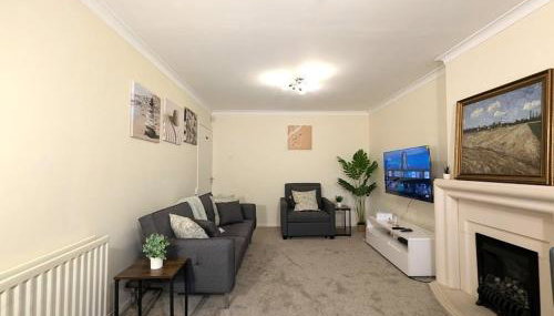 A cosy & stylish two-bed bungalow with garden & parking, close to a shopping centre, motorways and bus stops - Foto 2