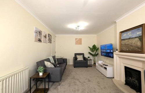 A cosy & stylish two-bed bungalow with garden & parking, close to a shopping centre, motorways and bus stops - Foto 2