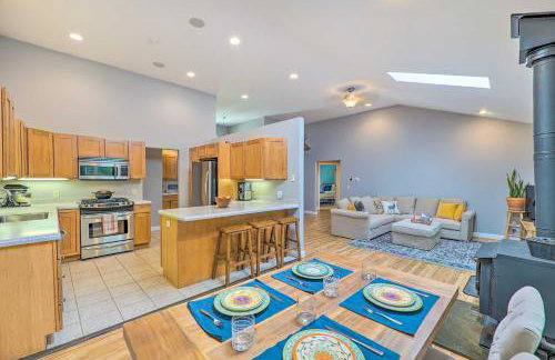 Cozy Whitehall Hideaway with Hot Tub and Chiminea! - Foto 9