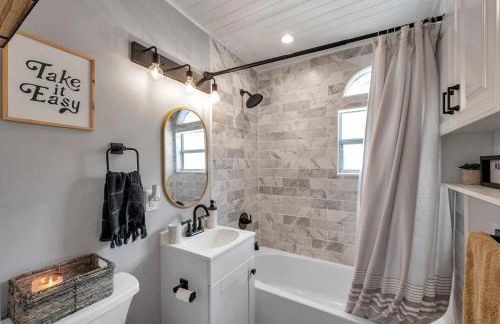 Close to downtown& beach- pool, porch, fenced yard - Foto 6