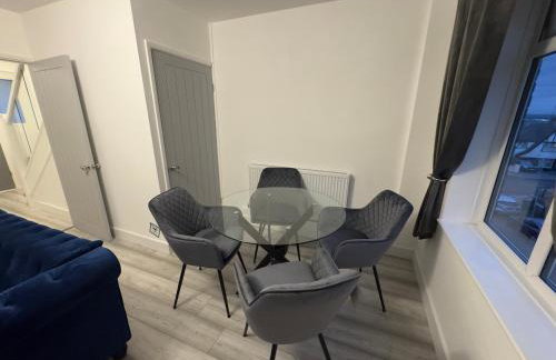 Stylish 2BR, Fast Wifi with balcony - Photo 9