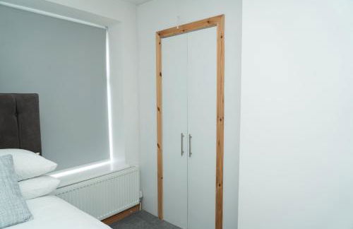 4 Bed Failsworth Home - 3 Bathrooms - Free Parking - Ideal For Contractors & Families - FREE 1 HR EARLY CHECK-IN OR 1 HR LATE CHECK-OUT FOR 2 NIGHT STAY BOOKINGS UNTIL THE END OF MAY - Foto 7