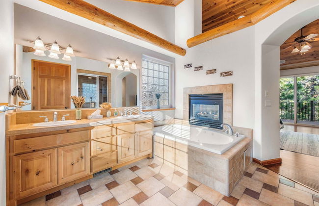 Fully Remodeled Tahoe Retreat with Game Room and Hot Tub - Foto 32