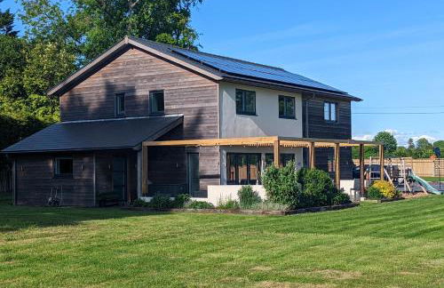 Unique, Spacious, Self-Built Eco Home with huge garden and movie room - Photo 1