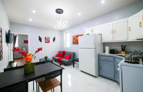 Sleek one-bedroom abode near NYC - Photo 3