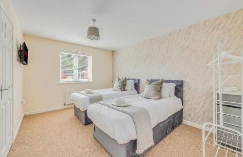 Beautiful Detached House with Driveway Parking, Study Room, Spacious Garden, Smart TVs and Fast Wifi by Yoko Property - Photo 7