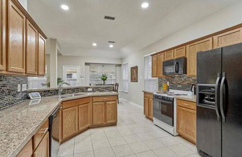 Lovely Woodlands home w/heated pool and spa! - Foto 58