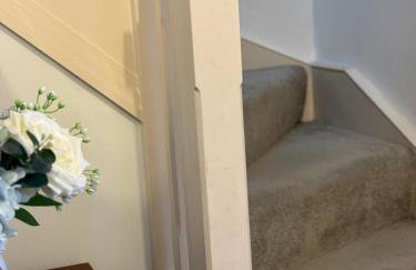 Three-bedroom modern family home by the pond with free parking - Photo 18